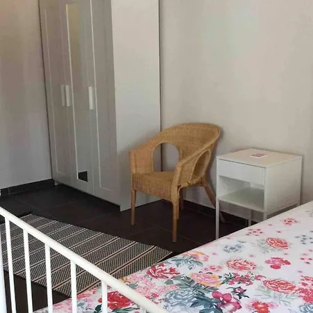 100 M To Beach, Entire Cozy With Patio Semesterbostad *